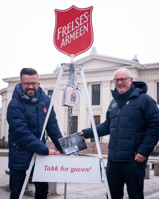 Administrenrende direktør i Mester Grønn Erling Ølstad overleverte 1 million kroner til Frelsesarmeen. Administrenrende direktør i Mester Grønn Erling Ølstad overleverte 1 million kroner til Frelsesarmeen.
